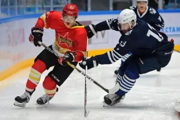 冰球撞肩犯规吗,冰球里的门区越位是什么