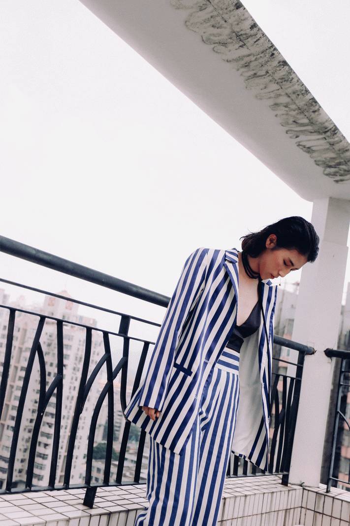 脱下校服，变成教导主任最讨厌的模样