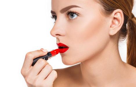 涂了润唇膏嘴巴麻麻的怎么回事,涂完口红舌头麻麻的