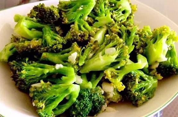 一岁男孩吃了它后停止发育,男孩吃鸡蛋太多却全身发青