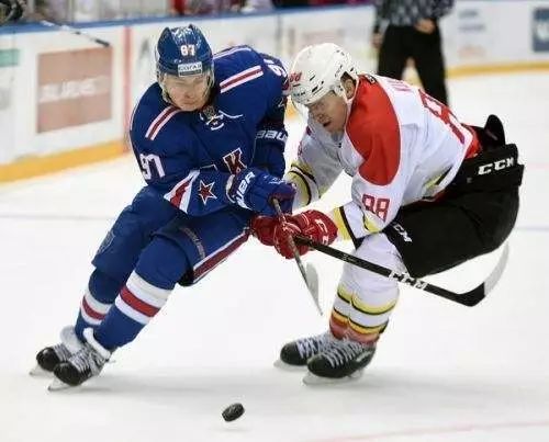 冰球撞人犯规吗,冰球越位线是什么