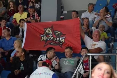 冰球撞肩犯规吗,冰球里的门区越位是什么