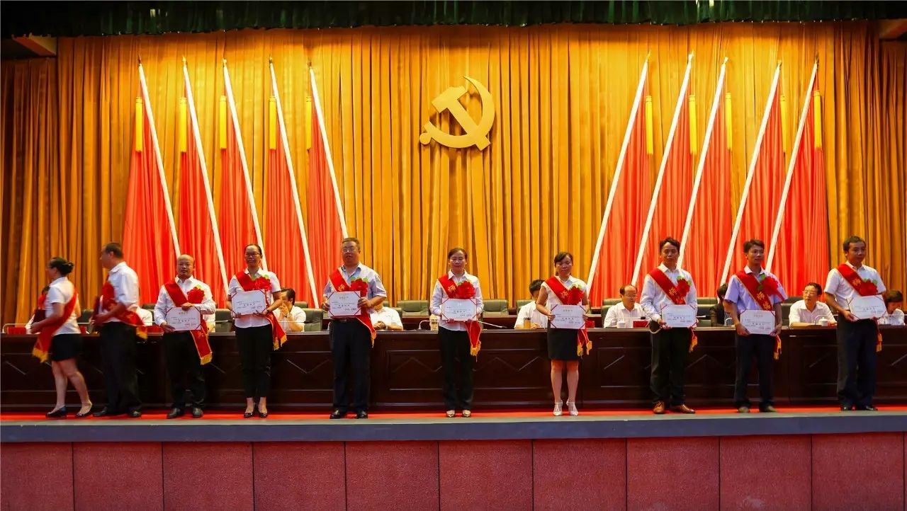 弥渡县表彰优秀教师,被评为县优秀教师奖状