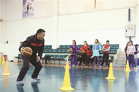 数学老师带体育老师,数学老师带着知识踢球