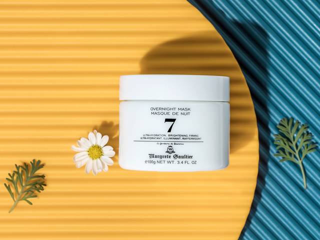 抹上这个眼霜，立刻感觉眼部皮肤被拉平、提亮了！