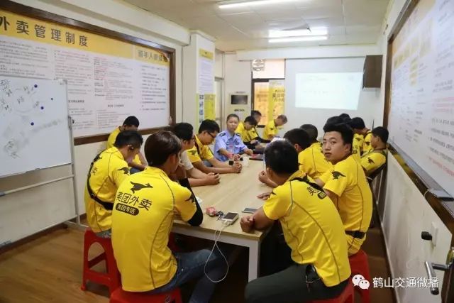 鹤山交警为“美团外卖”配送员开展交通安全培训