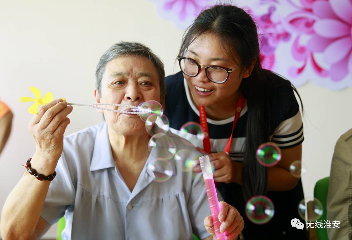 淮安人,以后在街上看到这样的老人,请主动帮助他!