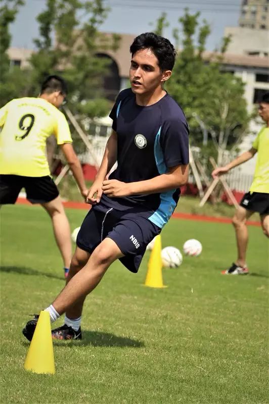 欧冠球队给诺中学生上足球课