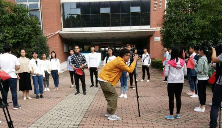 70多岁的老太太深情歌唱祖国,让我们一起歌唱祖国