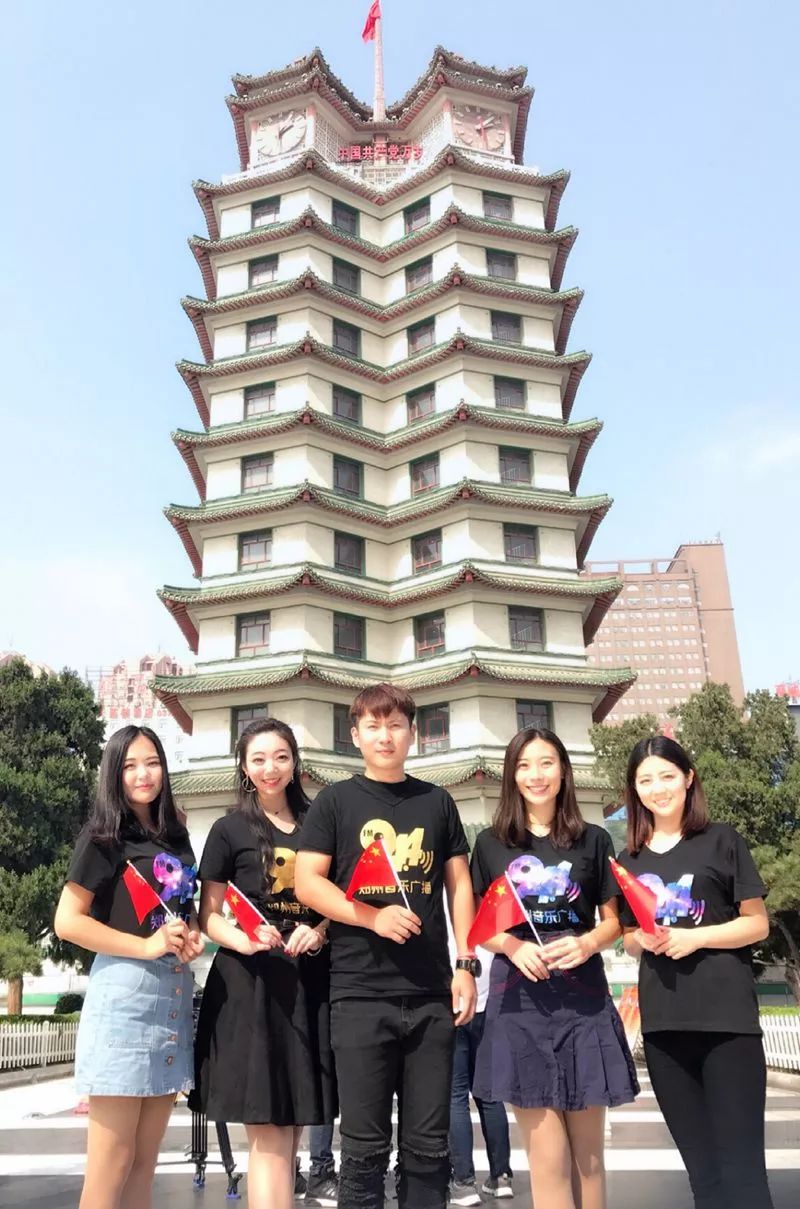 70多岁的老太太深情歌唱祖国,让我们一起歌唱祖国