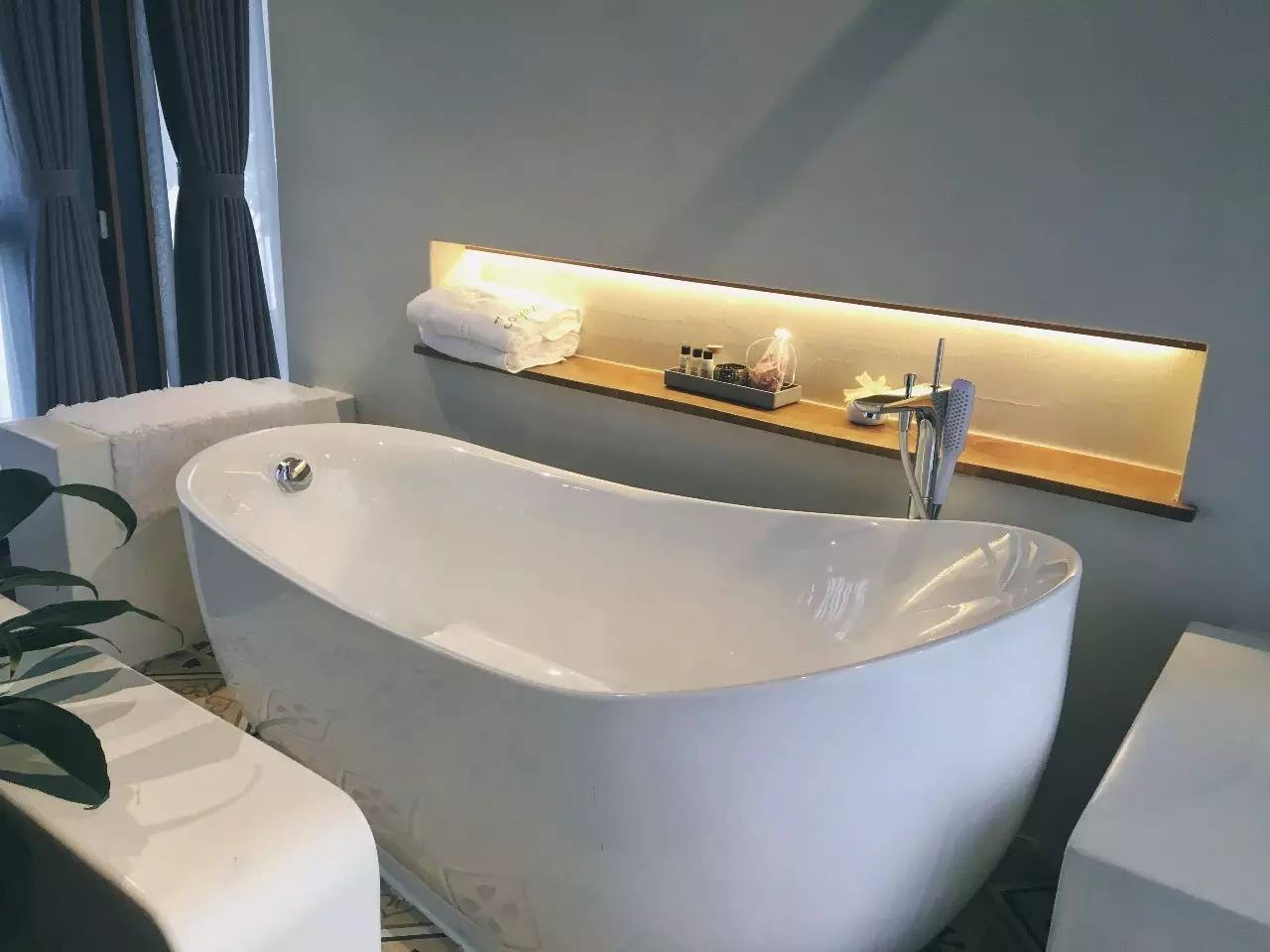 70后文艺大叔跑到这个“会吃福建人”的城市，用花砖、雪茄和伏特加，把废弃的修船厂变成最会撩妹的床