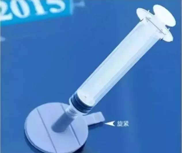 前挡风玻璃破了个洞不修理行吗,挡风玻璃怎么破了