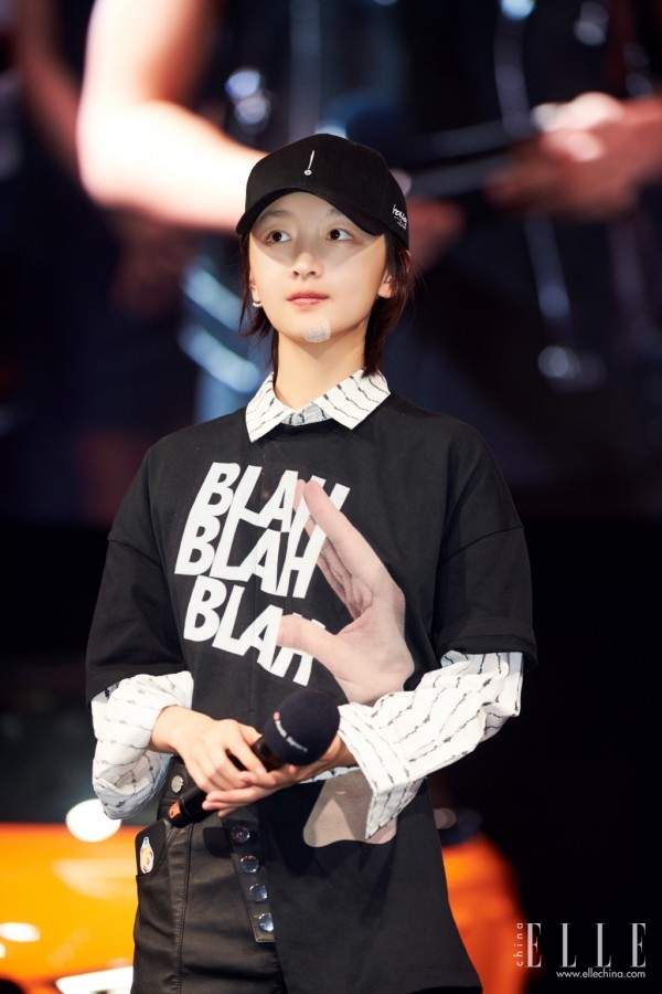 周冬雨戴超大珍珠耳环,周冬雨同款不对称耳环