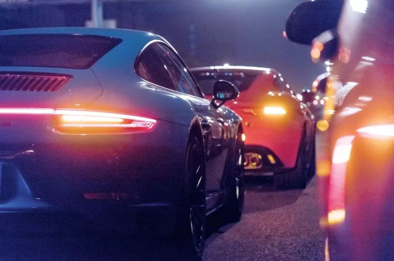 在夜晚开超跑,夜幕来临开车