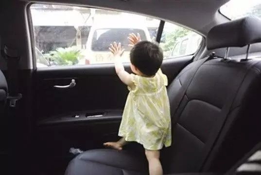 男孩脖子被绳子挂住,小孩被安全带勒脖