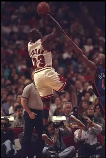 篮球新手投篮教程,新手怎么学投篮姿势