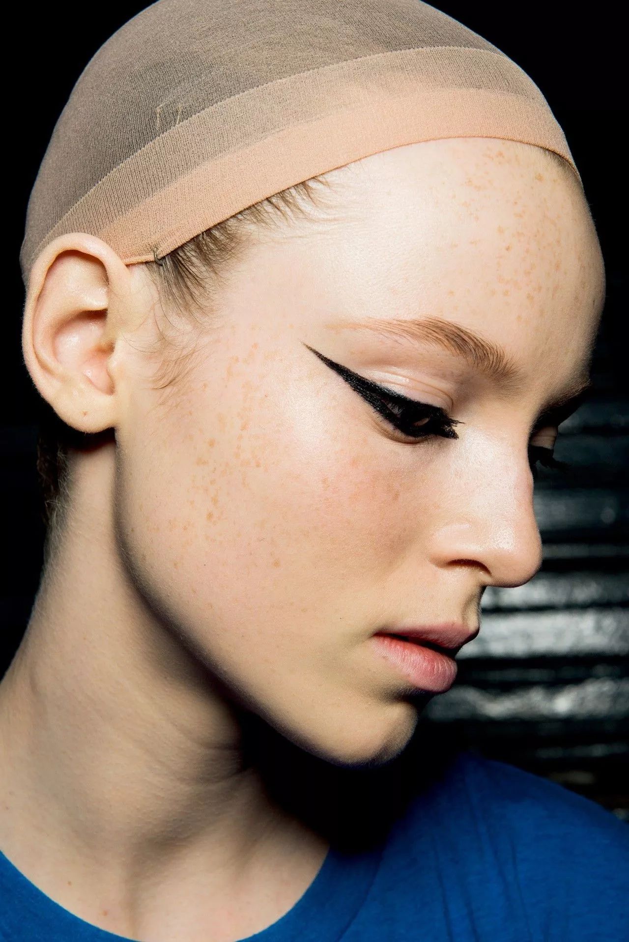 眼线怎么画好看又粗又黑 (看着很野的眼线怎么画)