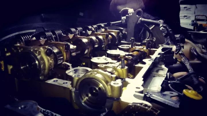 车子突然烧机油是什么原因,教你一招判断烧机油的原因