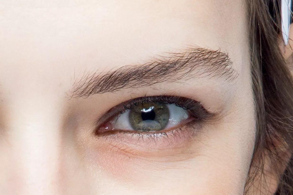 眼线怎么画好看又粗又黑 (看着很野的眼线怎么画)