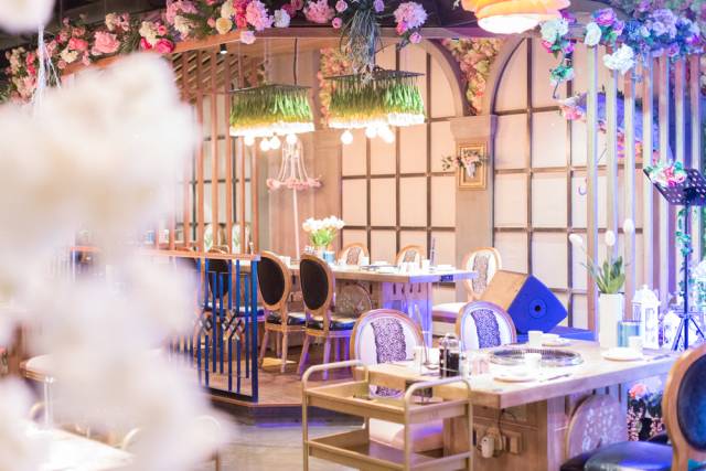 在逐渐降温的日子，你最需要吃一口火锅！重庆这些主题火锅店，你想去哪一家排队？