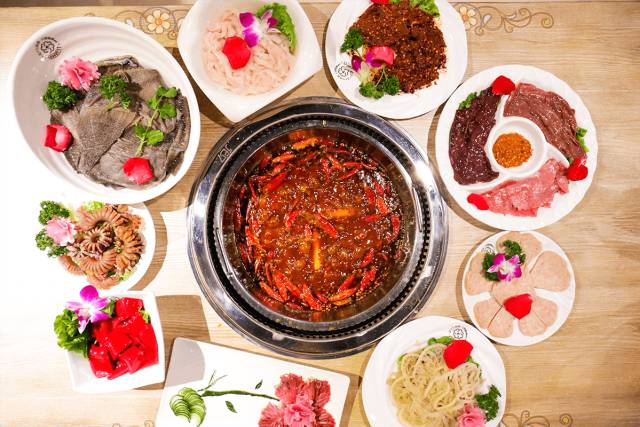 在逐渐降温的日子，你最需要吃一口火锅！重庆这些主题火锅店，你想去哪一家排队？