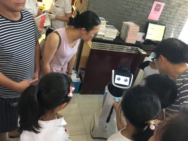 不是亚马逊，也非当当，“死板”的新华书店竟在国内首创“机器人+自助购书”模式