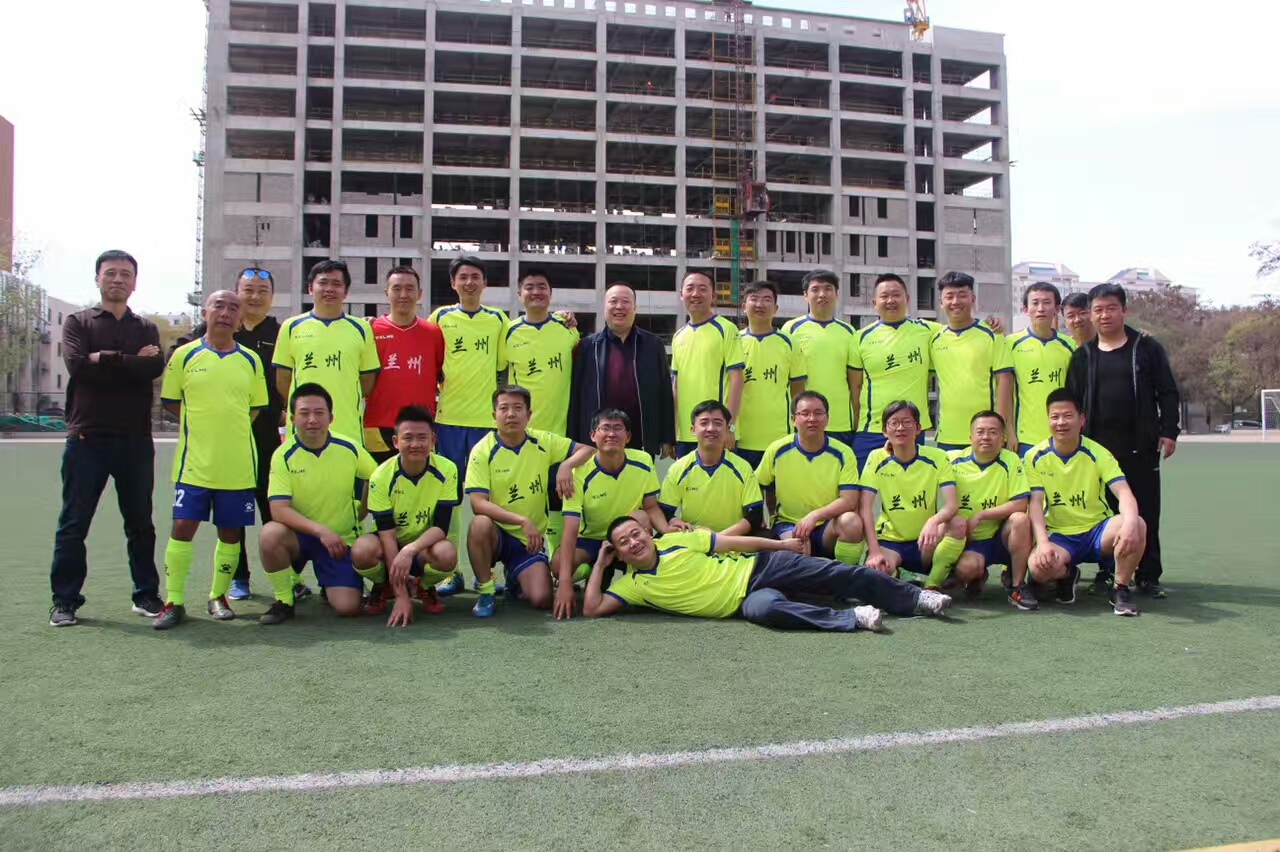 市二医院足球队在2017年第二届甘肃省卫生计生委系统“健康杯”足球赛中荣获季军