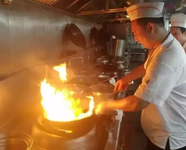 凌晨5点西安的街头感人一幕,西安高温40度搞笑视频