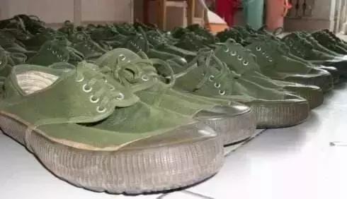 你小时候穿的塑料鞋，现在卖4000一双！快看家里还有没有……