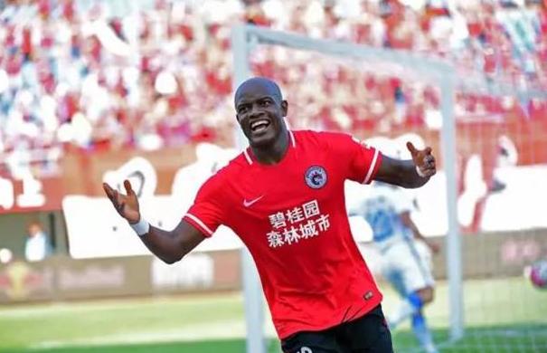 不舍得买衣服,怕家人没饭吃,上场拼到重伤,他是中超最勤勉外援