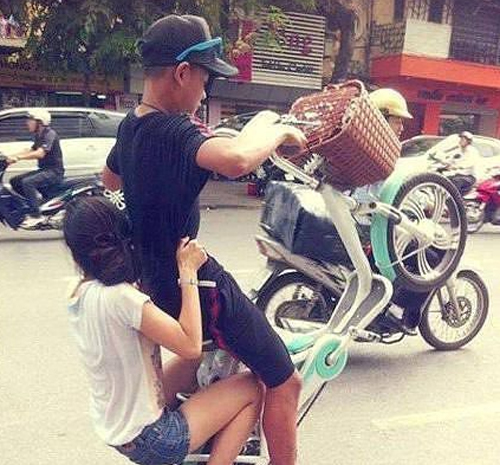 理发不小心把眉毛推掉了,理发师把眉毛剃掉