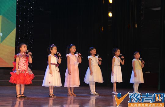 艾尚歌唱琴歌飞扬——2017一起加油群星演唱会为驻马店市创文增光添彩