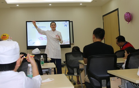 宝宝刷牙把牙膏水吞了,儿童刷牙吞牙膏怎么办