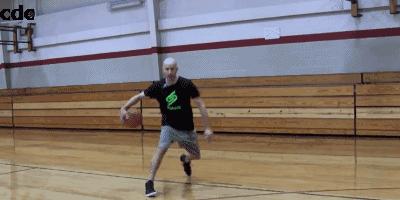 突破时防守人不往前抢怎么过人,面对重心低的防守人如何过人