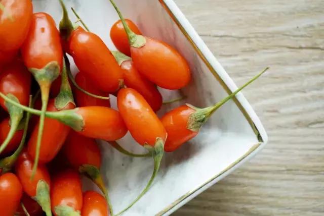 三伏天不吃饭也要买一件棉麻衫,三伏天不开空调吃饭一身汗