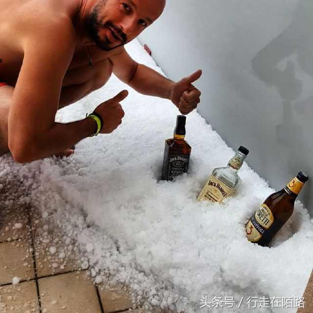 意大利海滩小镇“六月飞雪”,游客却纷纷表示很舒服