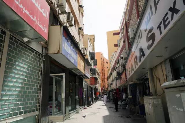 迪拜,一边是黄金,一边是黄土