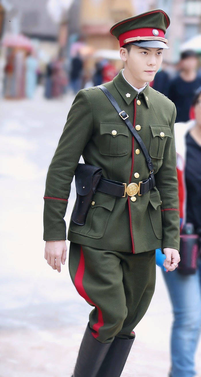 明星穿军装霸气,明星穿军装出镜杨幂英姿飒爽