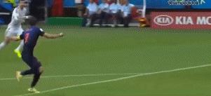 足球加上摇摆的特效,足球特效动图