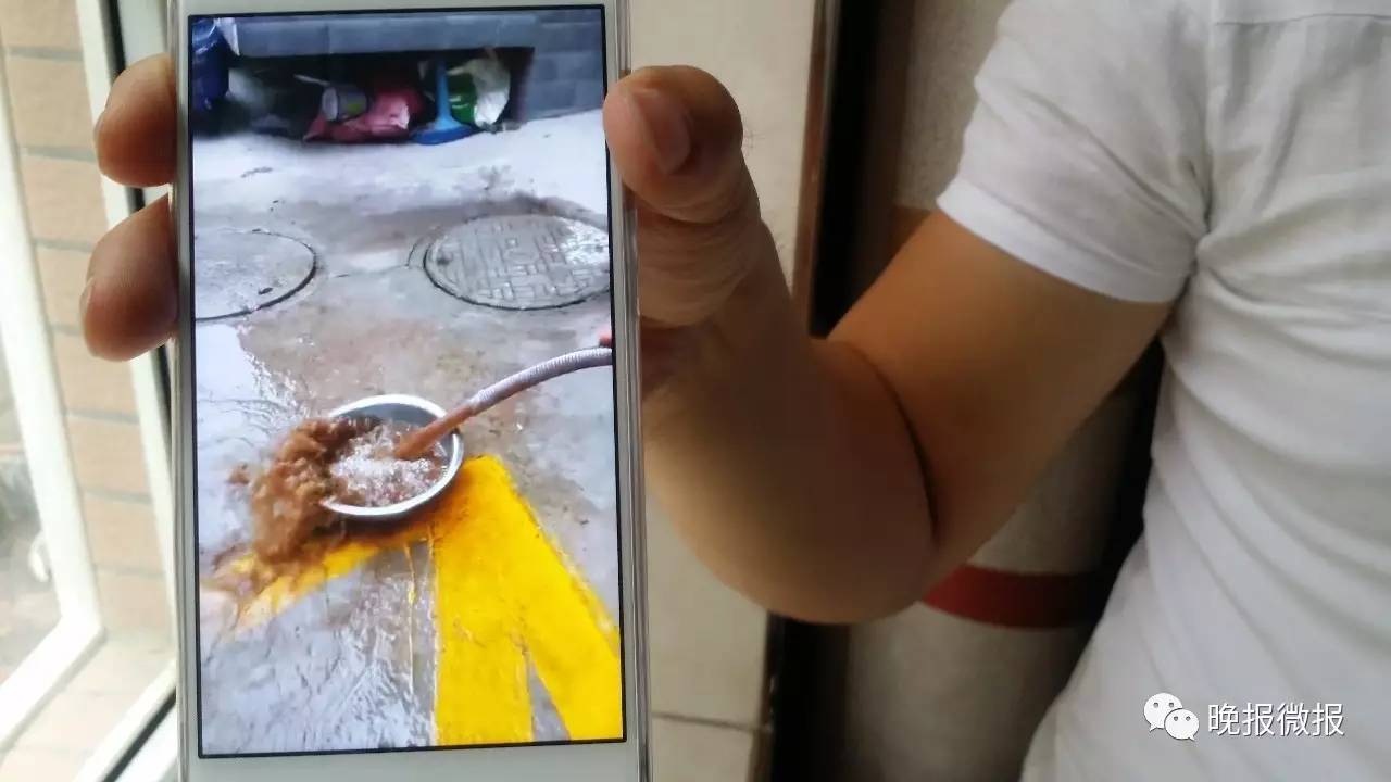 锦绣华城小区饮用井水暴雨天后水质浑浊有异味居民期盼喝上市政自来水