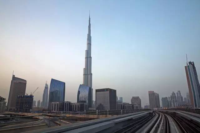 迪拜,一边是黄金,一边是黄土