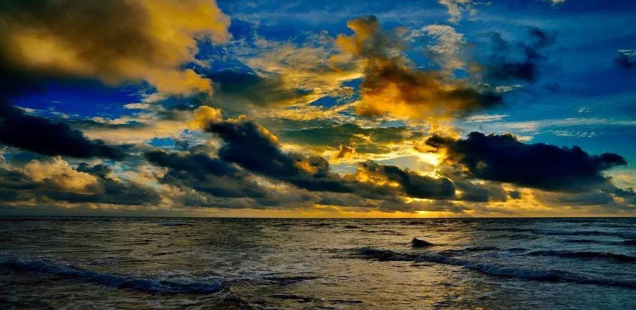 你会选择在南宁和300万人“假装生活”还是和我一起出逃到海岛呢！