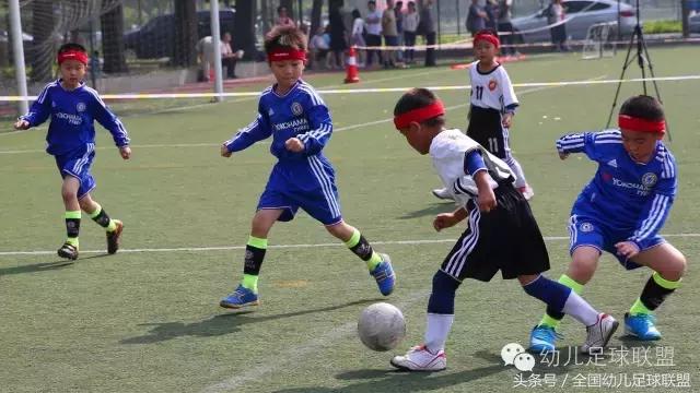 如何跟孩子一起踢足球,怎么才能让孩子爱上足球