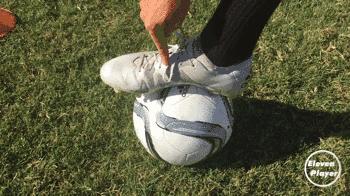 足球实战技巧长传球的练习秘诀,新手必学足球简单的过人技巧