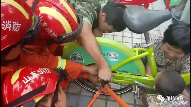 小男孩被电梯夹断胳膊,小孩手指被三轮车夹住