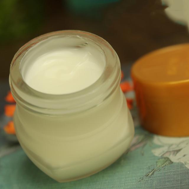 防晒霜和bb霜哪个对皮肤伤害大,女人每天涂防晒到底会不会老