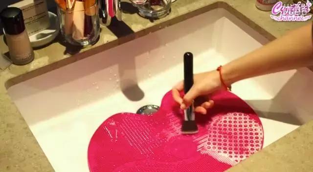 用清洁工具洗化妆刷,比马桶都脏的化妆刷到底怎么洗