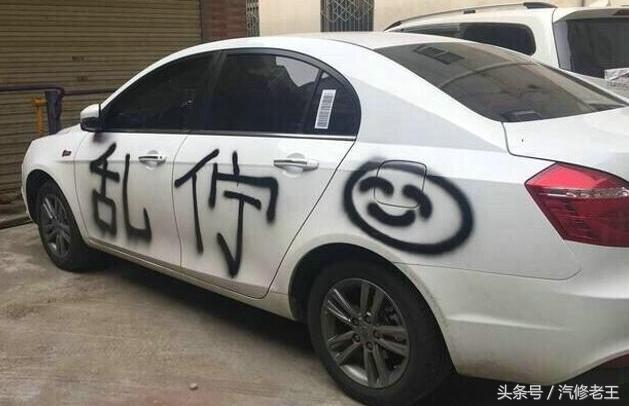 天上下着蒙蒙小雨,这宝马敞篷车挺有个性,披着1张破塑料纸就上路了