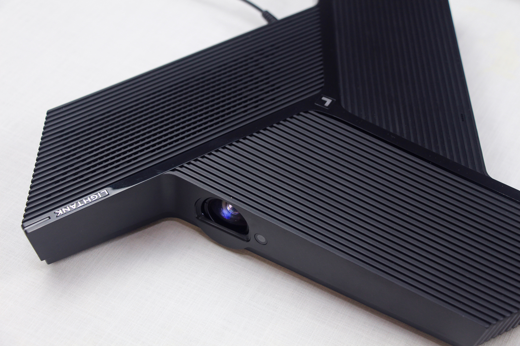 商务投影仪不再笨重难用，“拍拍”即可同屏，操作体验超爽快