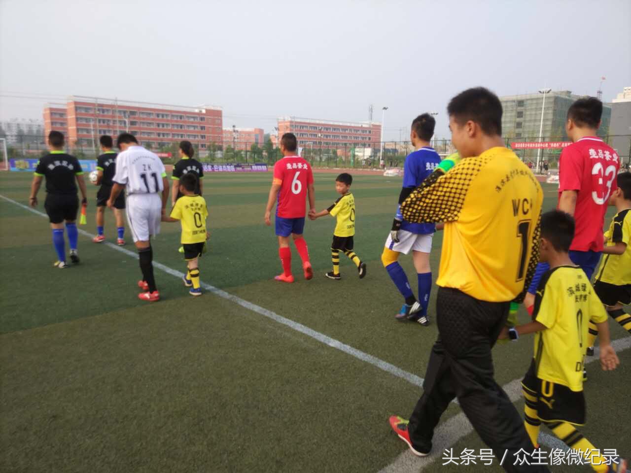 “草根同乐,挥汗绿茵”——绽放滨城健儿风采